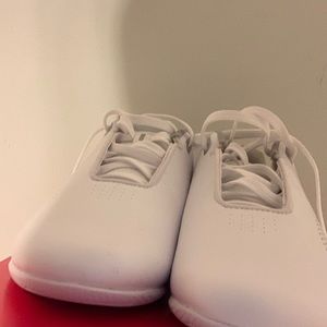 Selling these brand new shoe for a brand new price since the price was to high